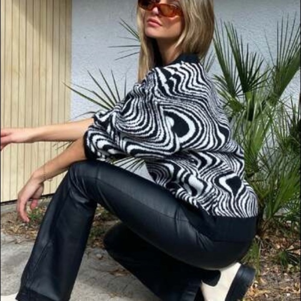 Oversized, black and white patterned soft sweater!